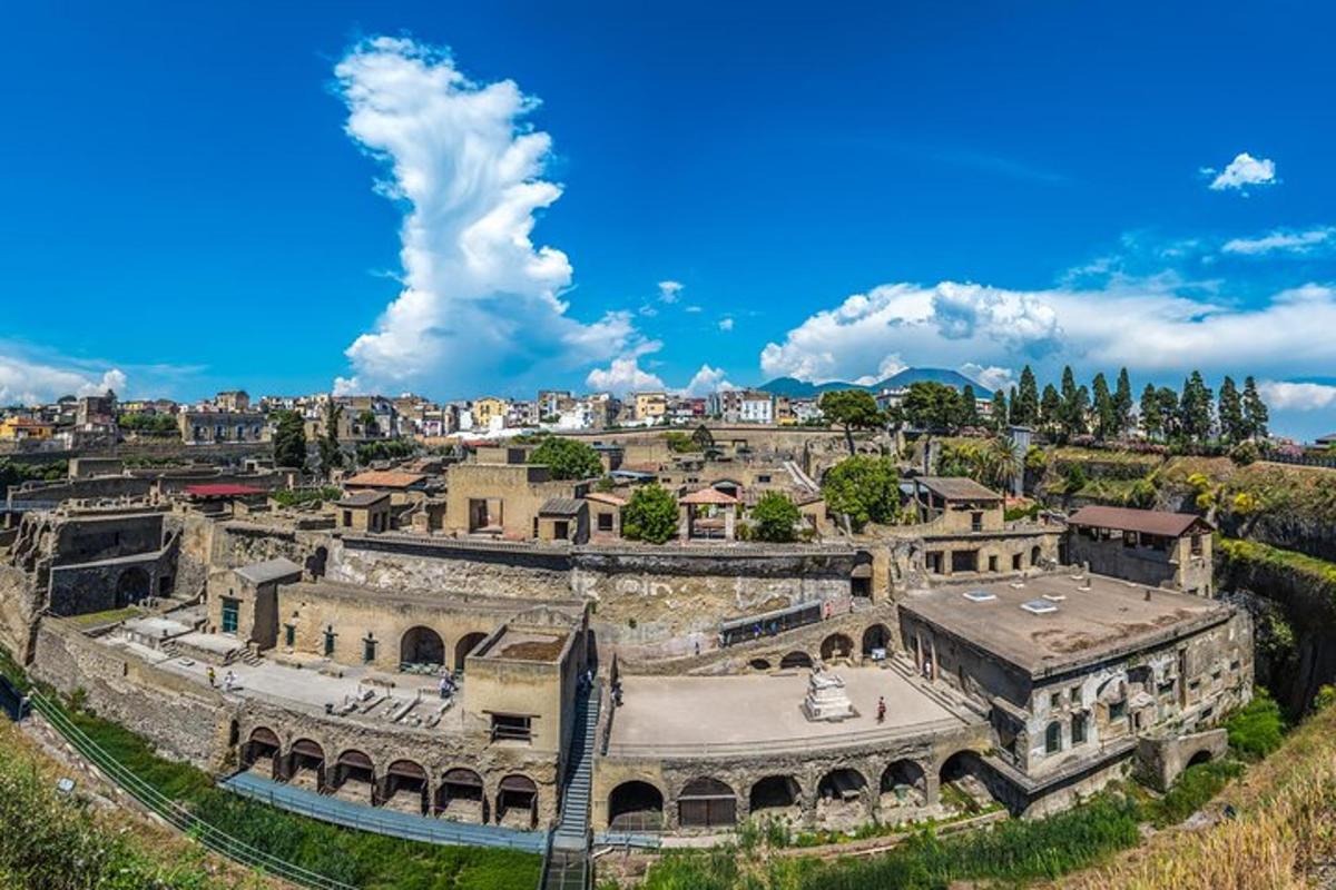 ένα παλιό κτίριο με μια πόλη στο βάθος