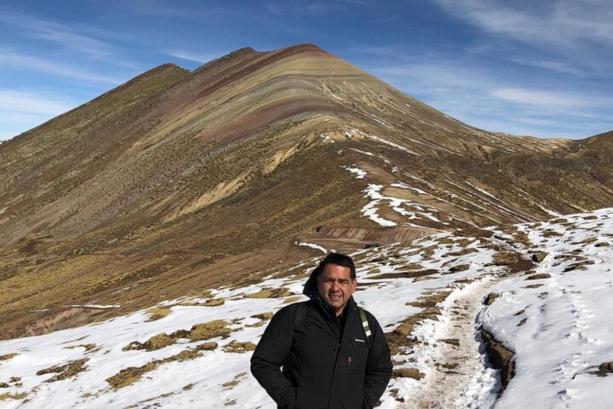 un home dret davant d'una muntanya coberta de neu