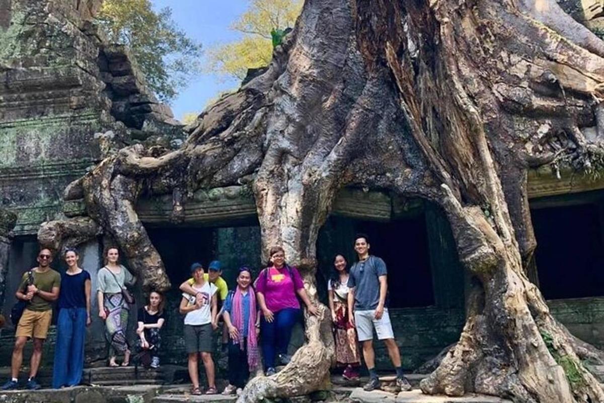 sekumpulan orang berdiri di hadapan pokok