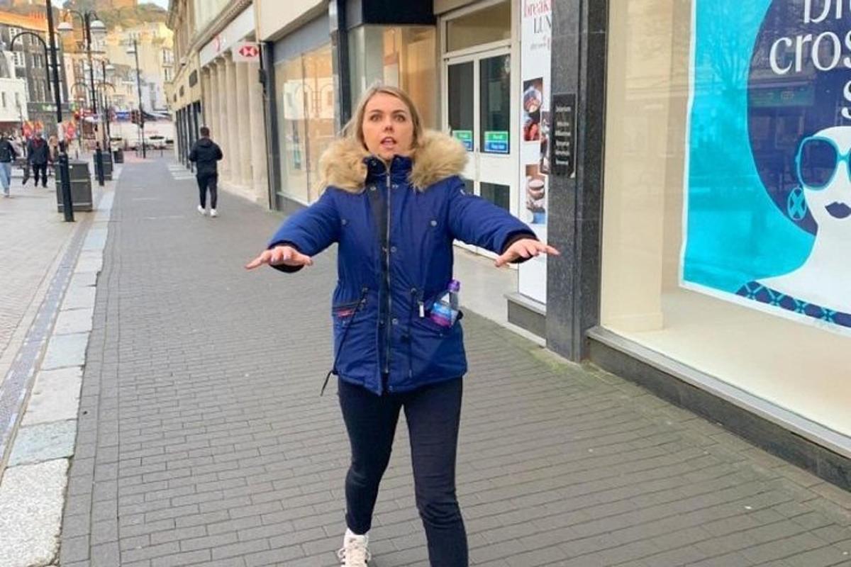 žena kráčející po ulici s rozpaženýma rukama