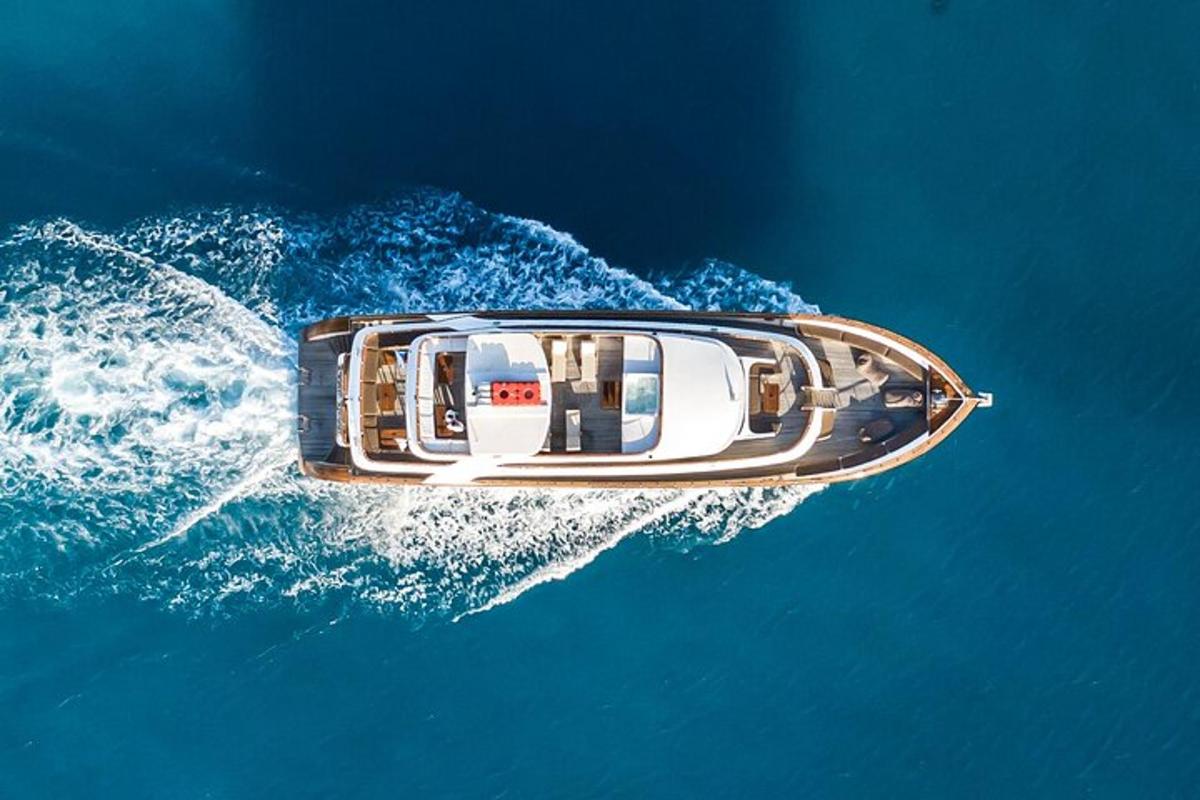 una vista aérea de un barco en el agua