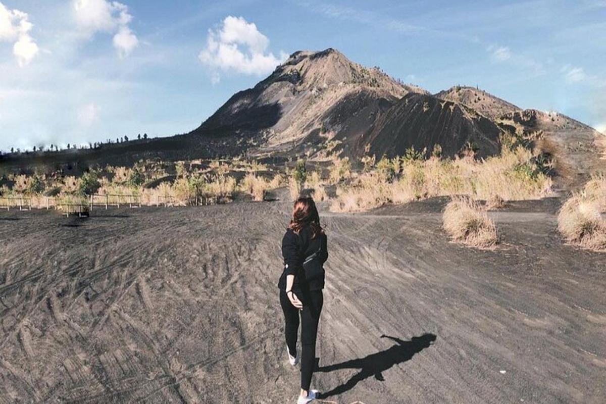 산 앞에 서 있는 여자