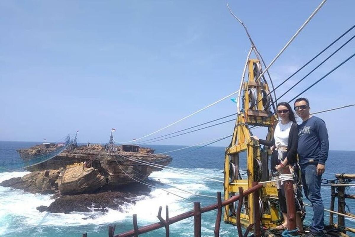 due persone in piedi in cima a una gru nell'oceano