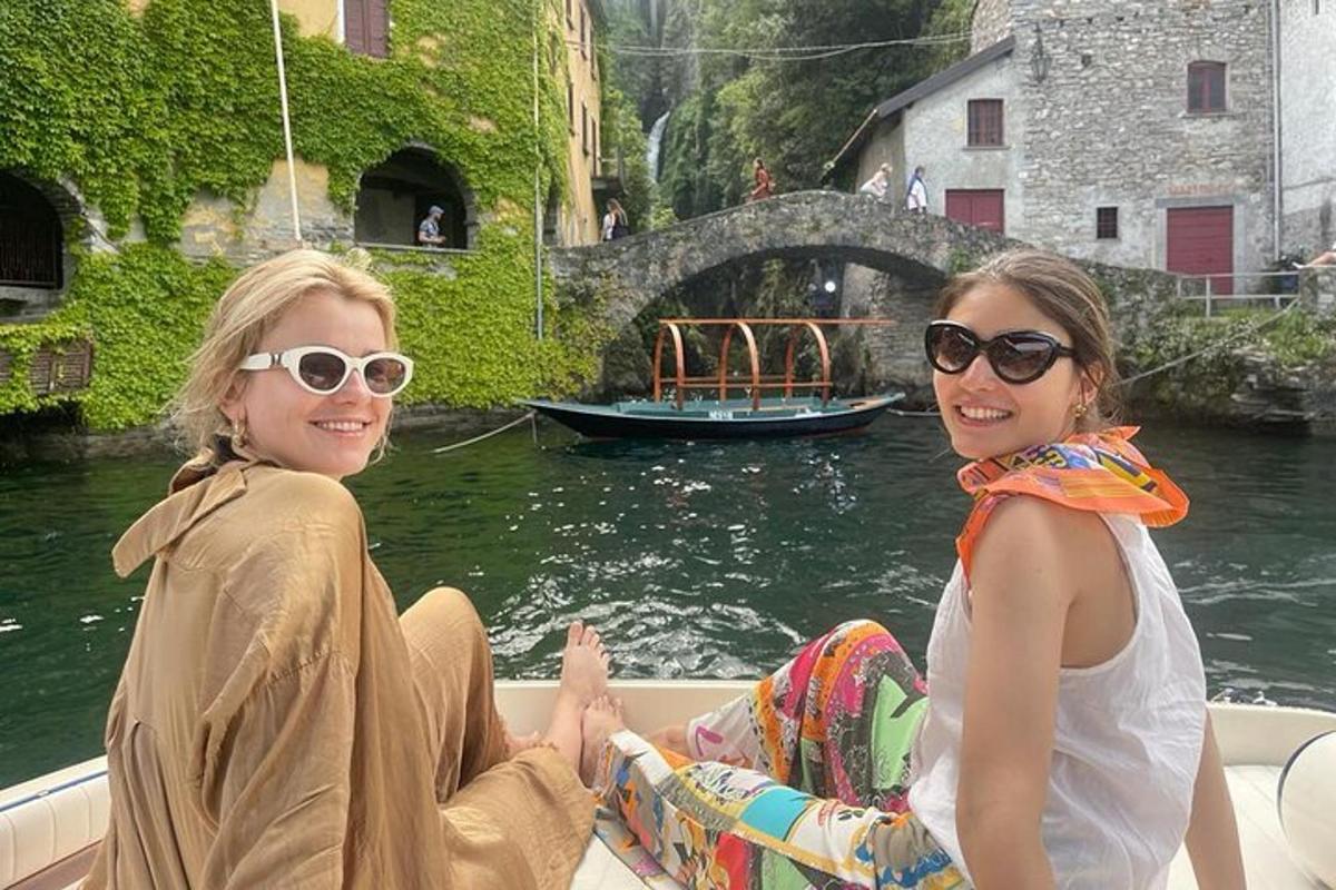 dues dones joves assegudes en un vaixell en un canal