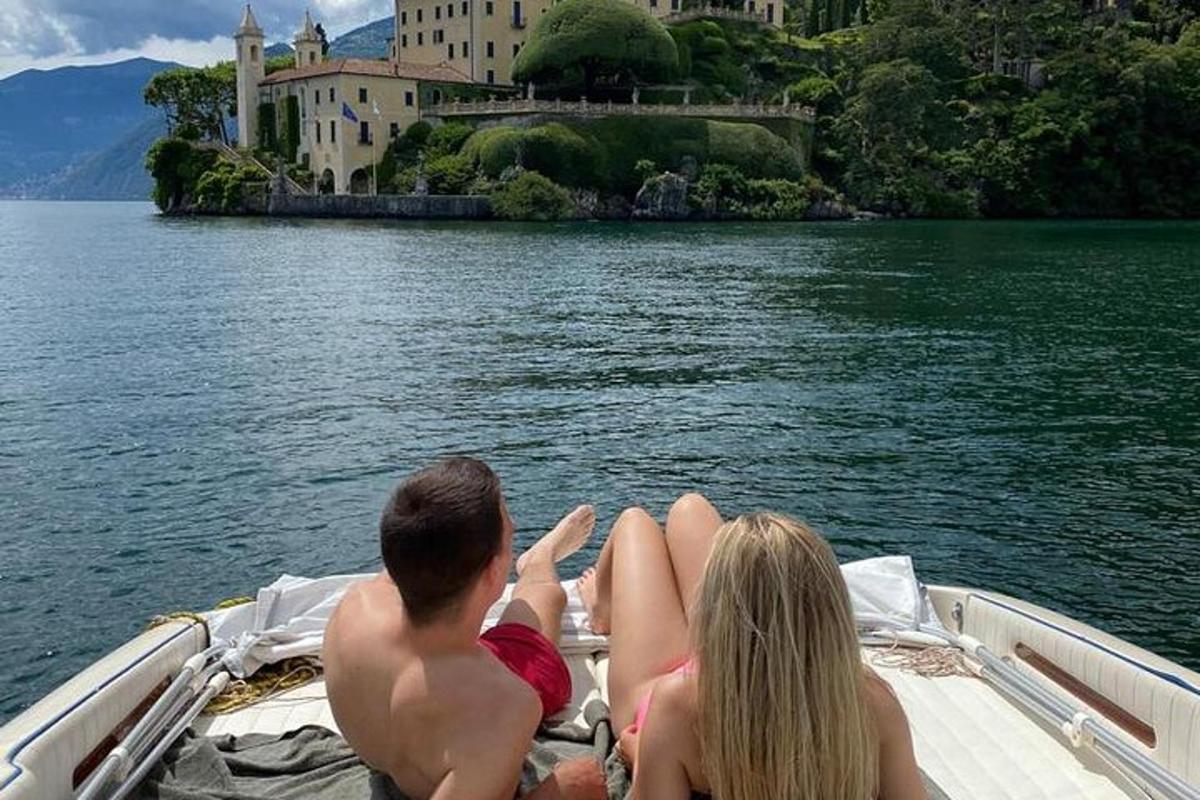un home i una dona asseguts en un vaixell en un llac