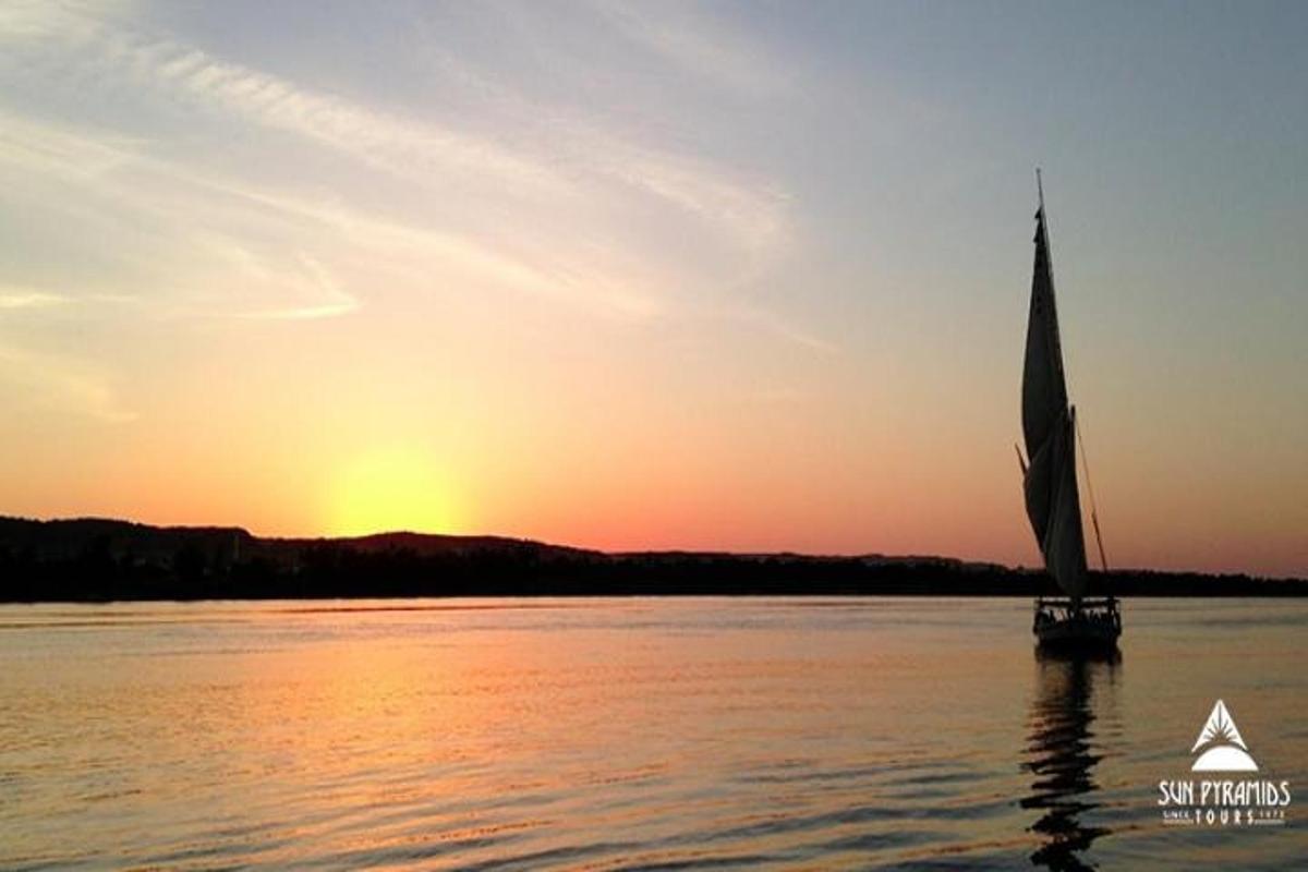 plachetnice ve vodě při západu slunce