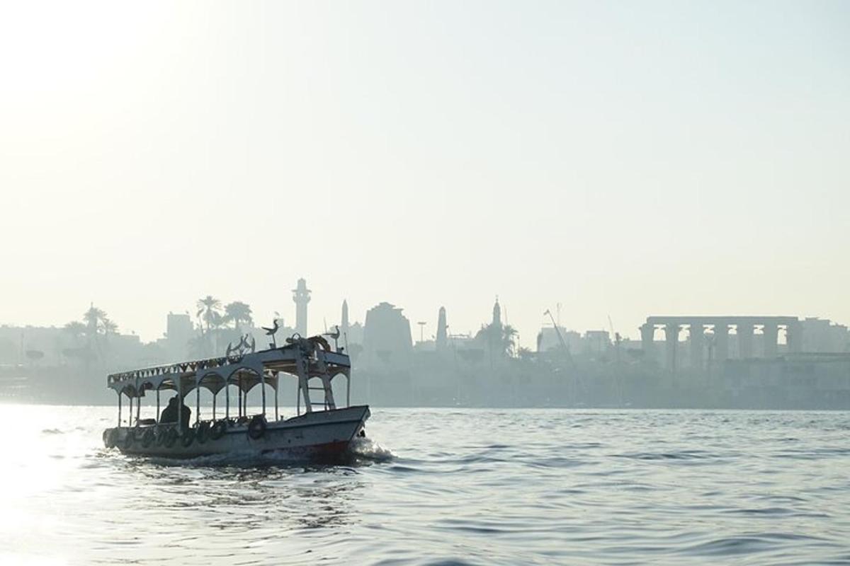 قارب على الماء مع مدينة في الخلفية