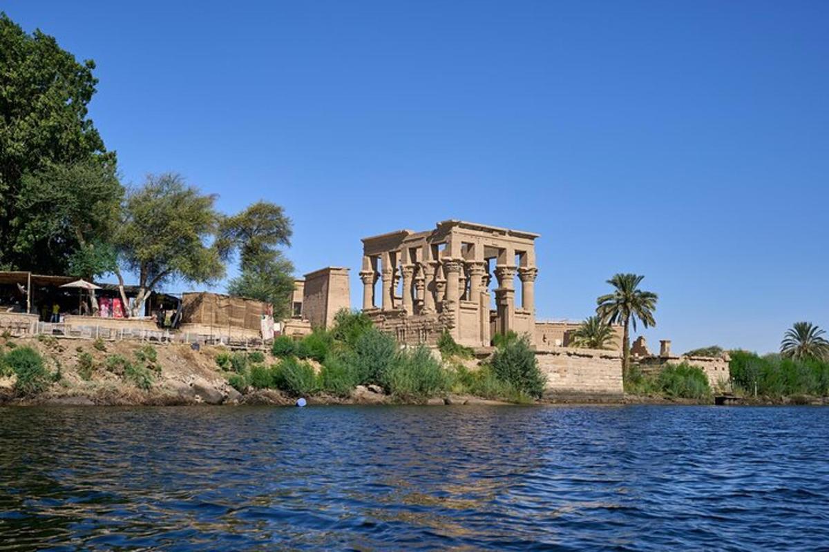 مبنى على ضفاف نهر