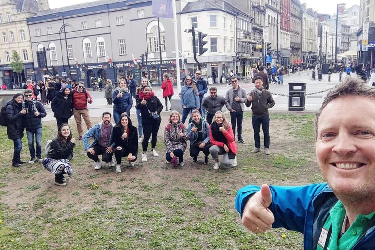 grupp inimesi poseerib linnatänaval pildi jaoks