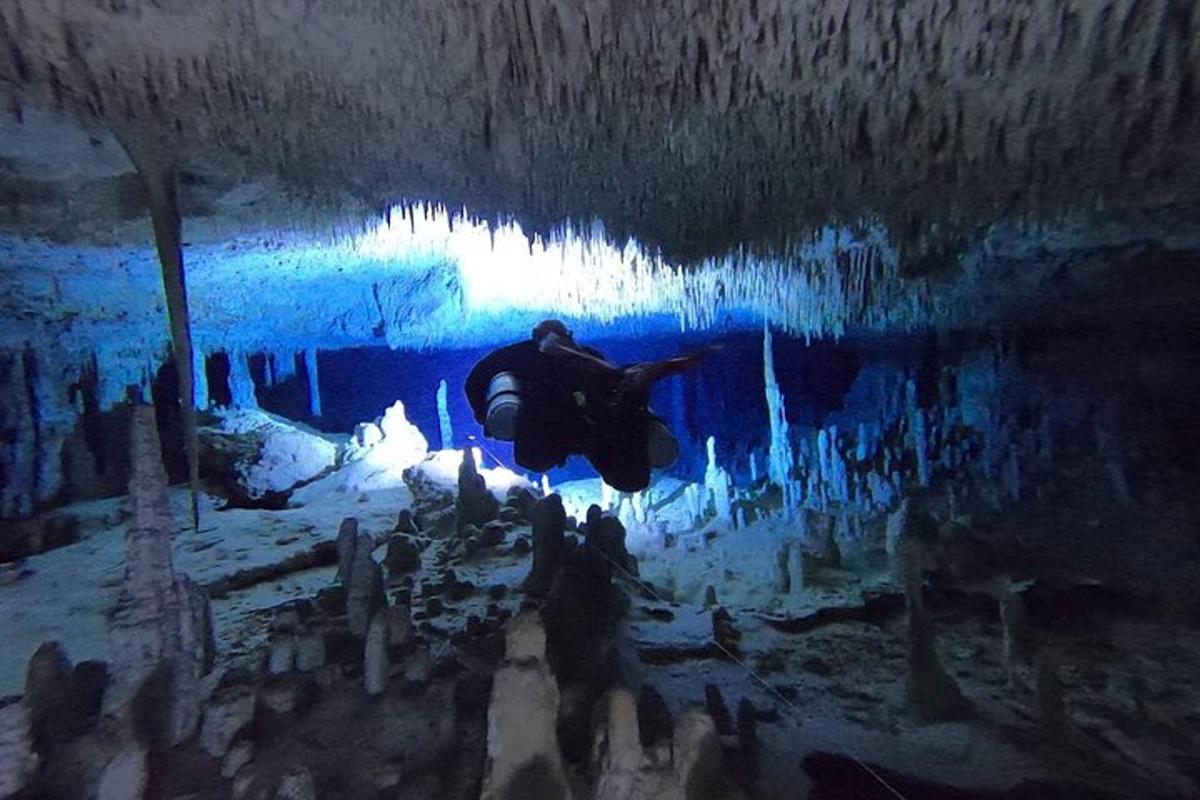 eine Höhle mit einer Person, die im Wasser schwimmt