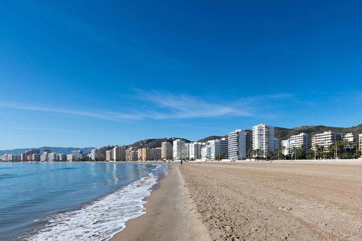 una vista di una spiaggia con edifici sullo sfondo