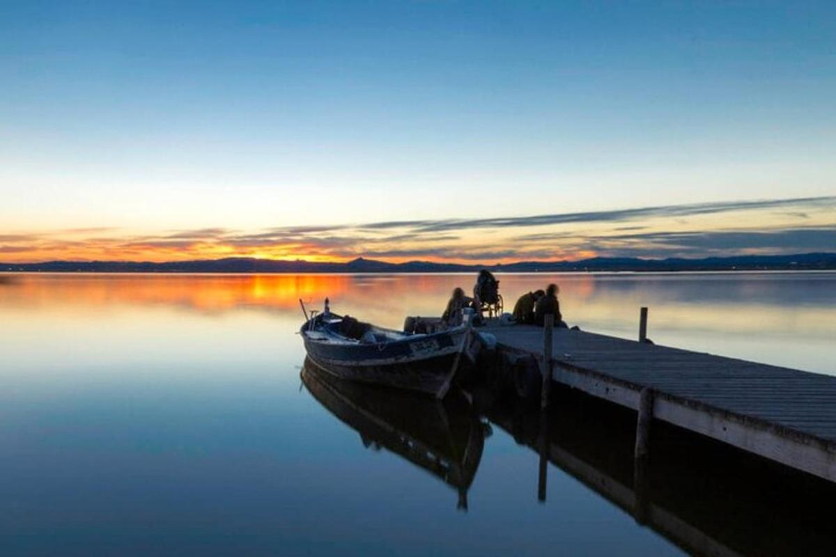 un barco en el agua junto a un muelle