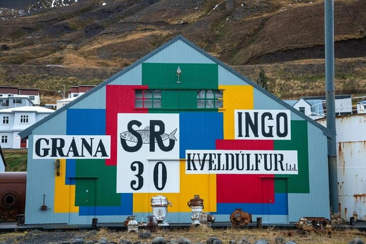 un grande edificio con vernice colorata sui lati