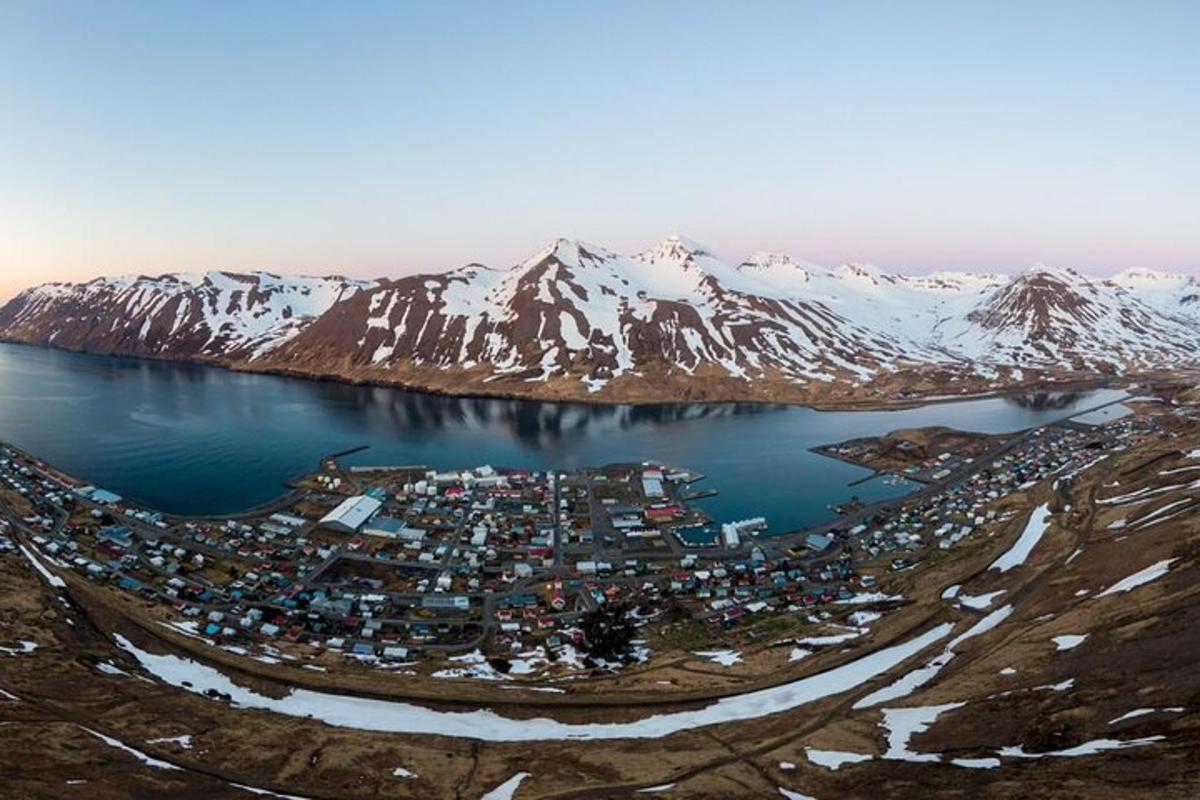 una vista aerea di una città in mezzo a un lago