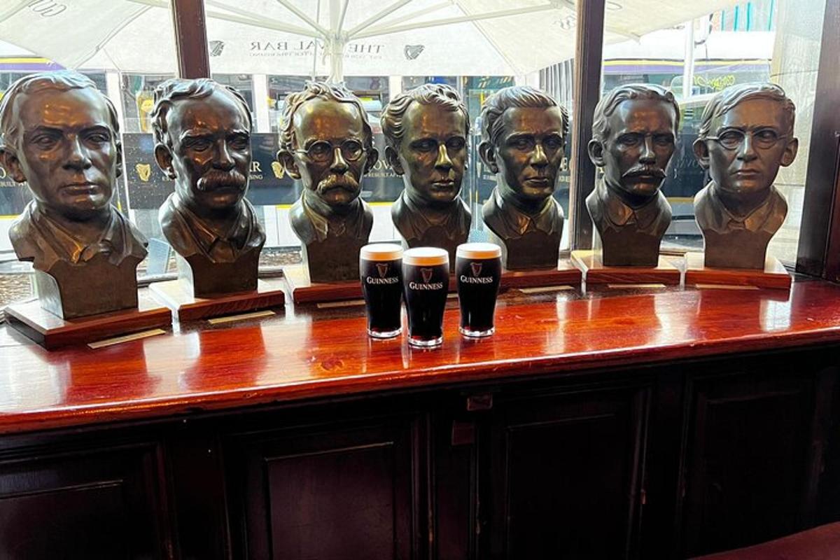 bar með fullt af bjórflöskum á borðinu