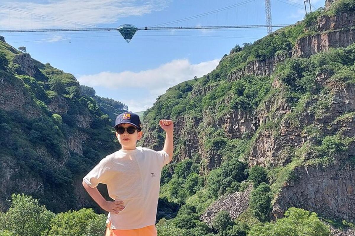 一个男人站在一座山前