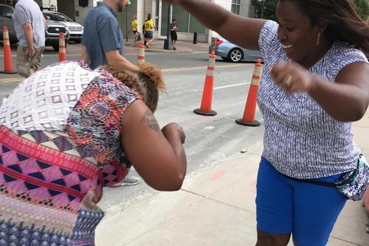 Una mujer parada en la calle sosteniendo un paraguas