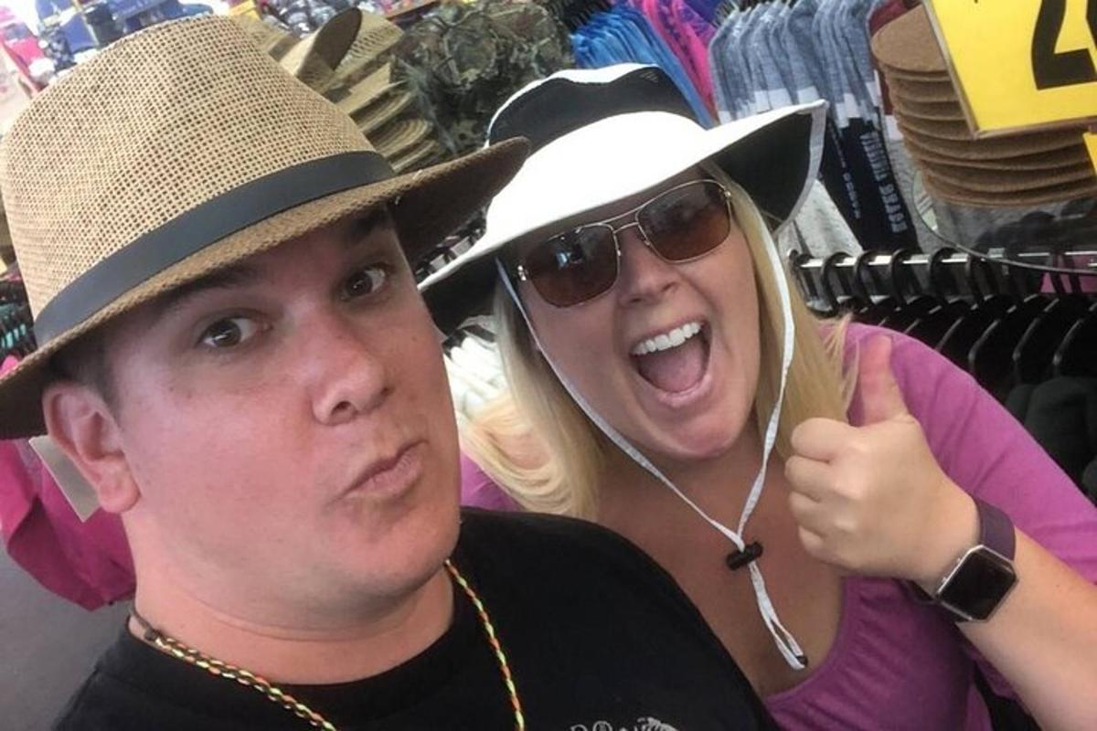 Un hombre y una mujer con un sombrero de vaquero