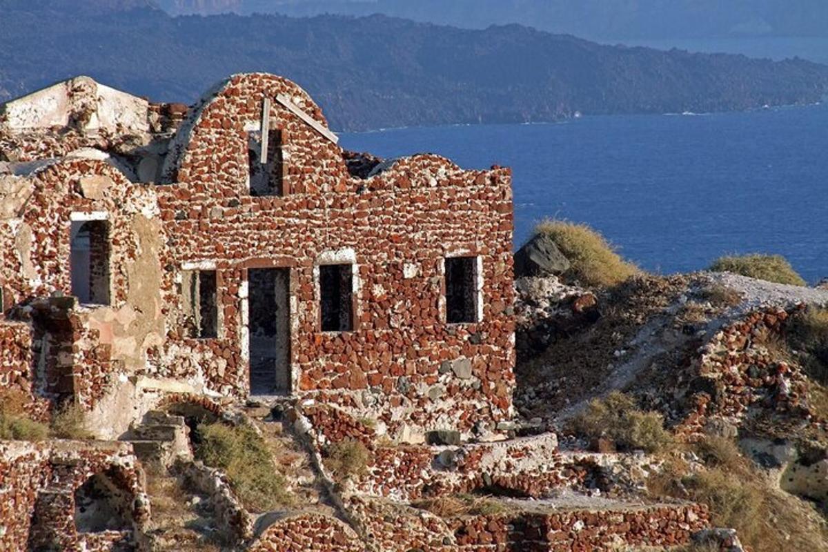 um antigo edifício de tijolos em uma colina próxima ao oceano