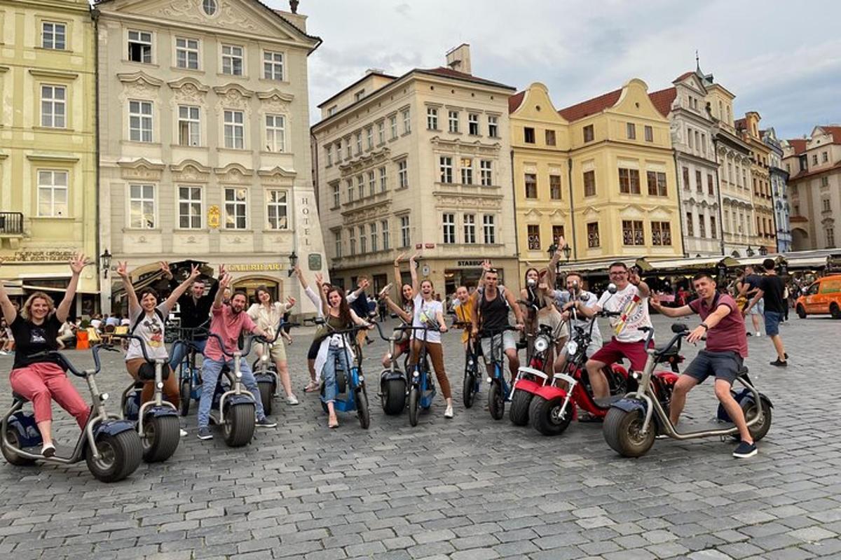 egy csoport motoros ember egy városi utcán