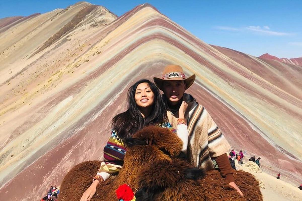 un uomo e una donna seduti su un cammello