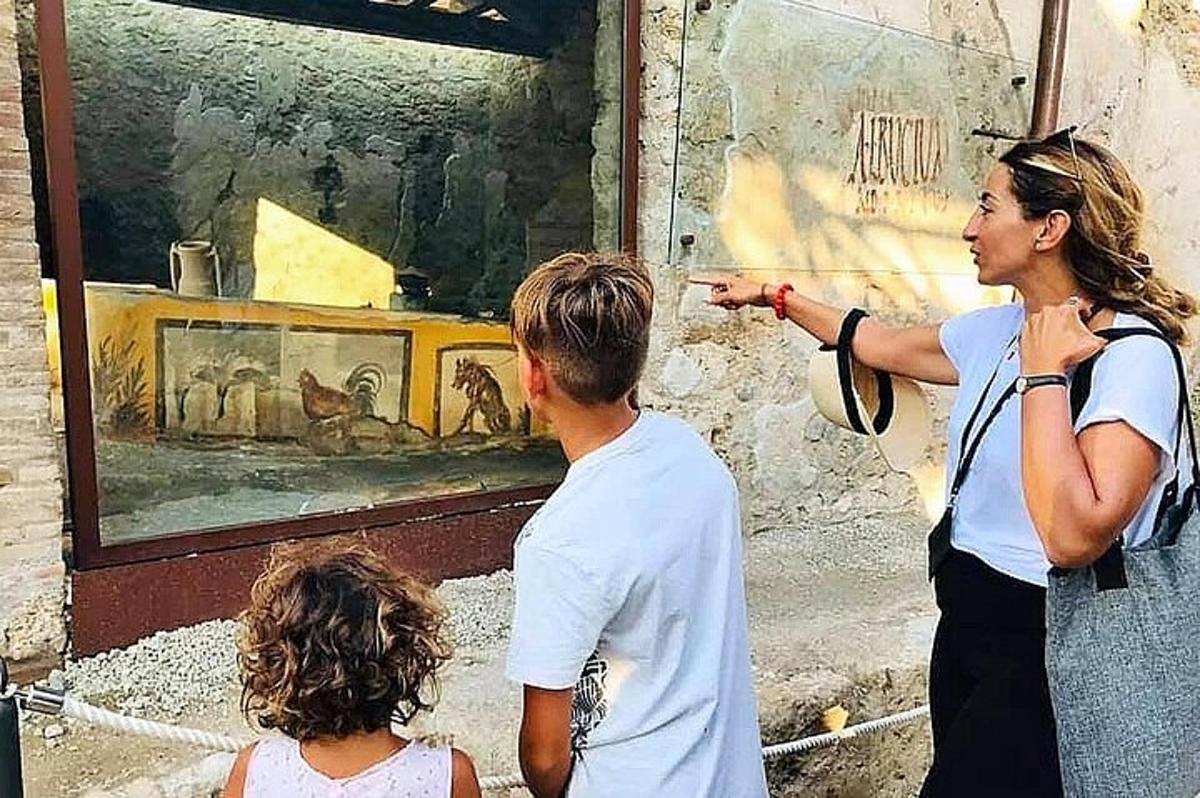 ένας άντρας και μια γυναίκα που δείχνουν έναν πίνακα