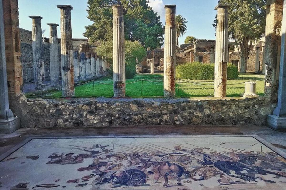μια άποψη ενός κτιρίου με έναν πίνακα στο πάτωμα