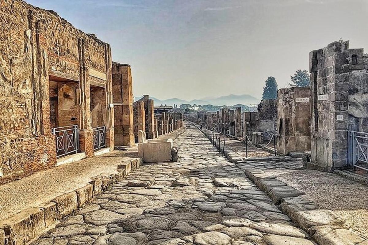 ένας άδειος δρόμος σε ένα παλιό κτίριο