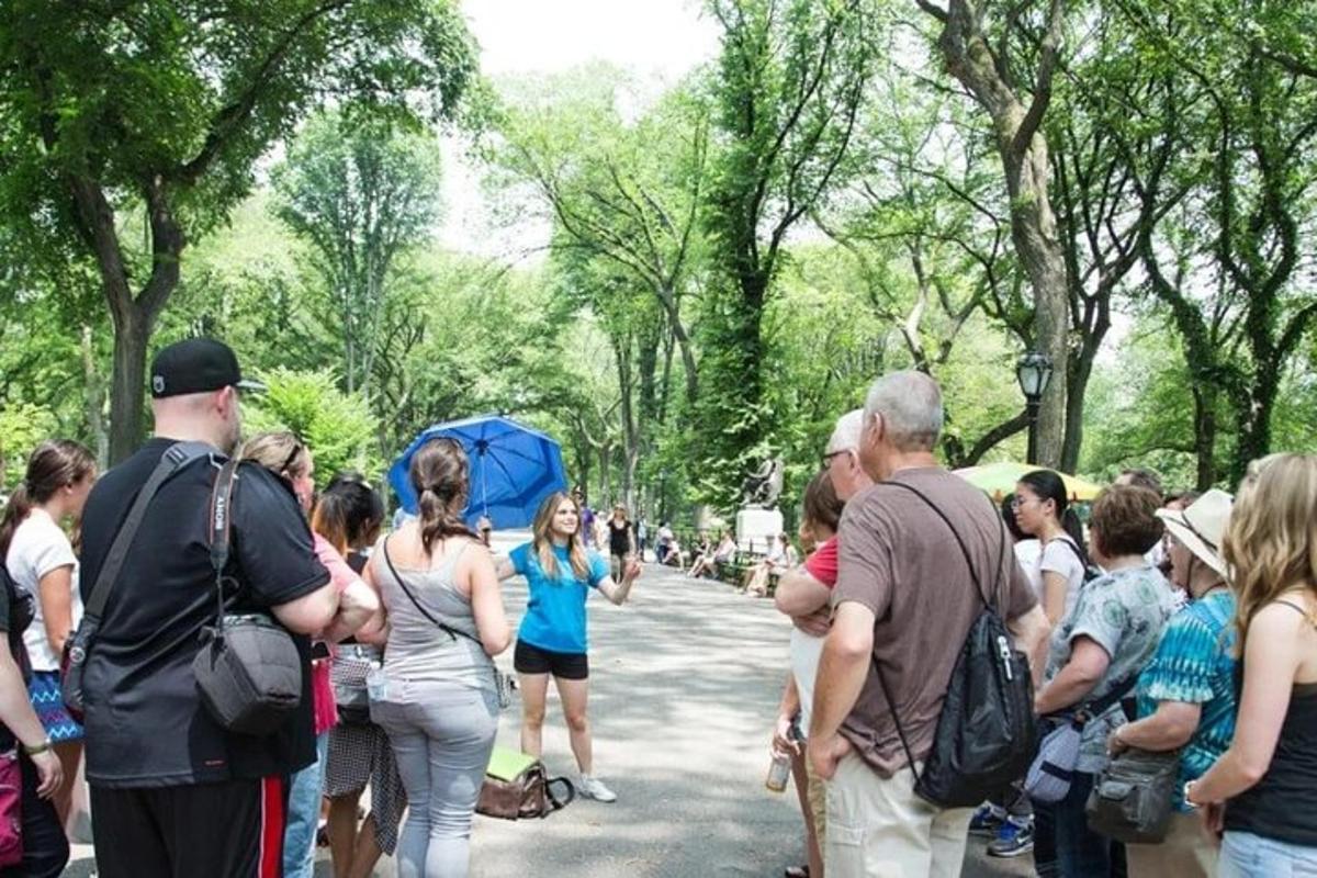 un grup de oameni care stăteau într-un parc