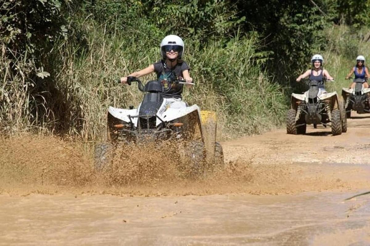 未舗装道路でATVに乗る人々のグループ