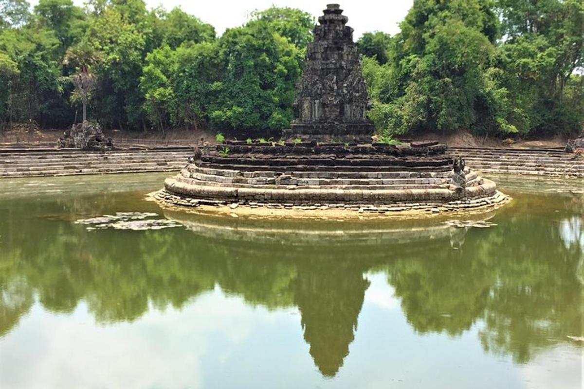 en refleksjon av et tempel i en vannmasse