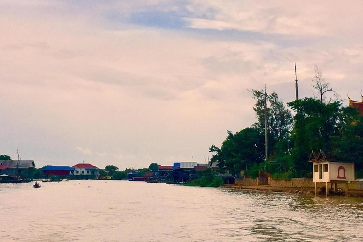 tanaw ng ilog na may mga bahay sa di kalayuan