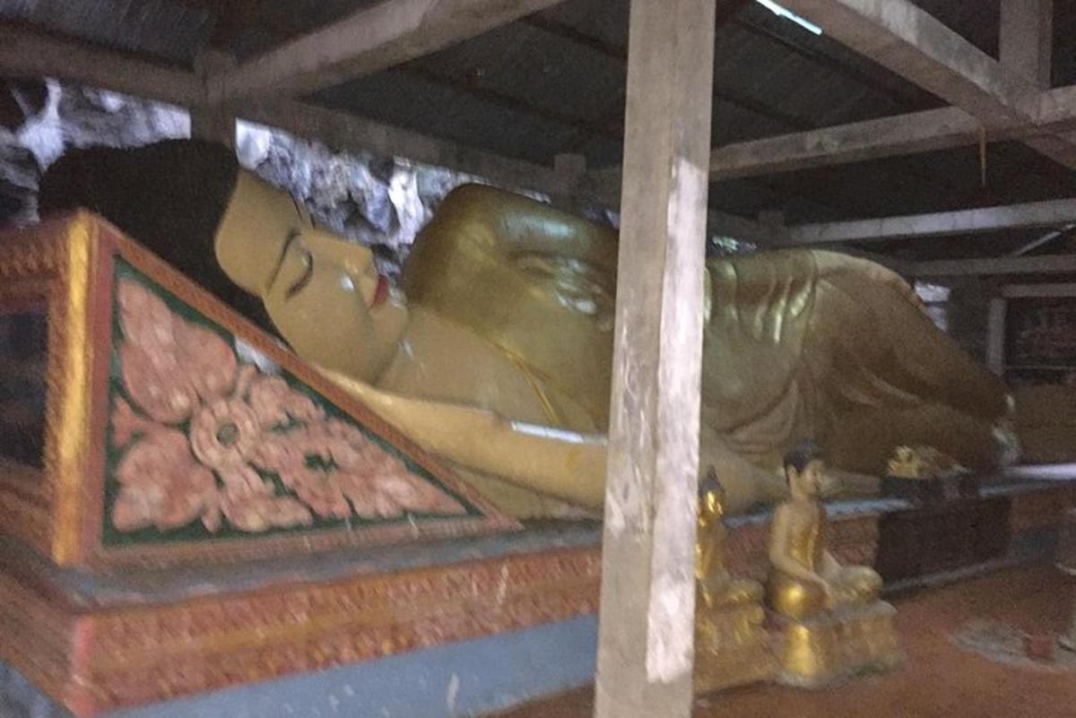 una statua di una donna sdraiata su un letto