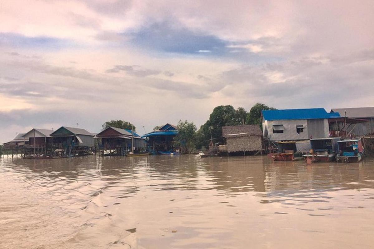 isang grupo ng mga bahay sa isang binahang kalye ng tubig