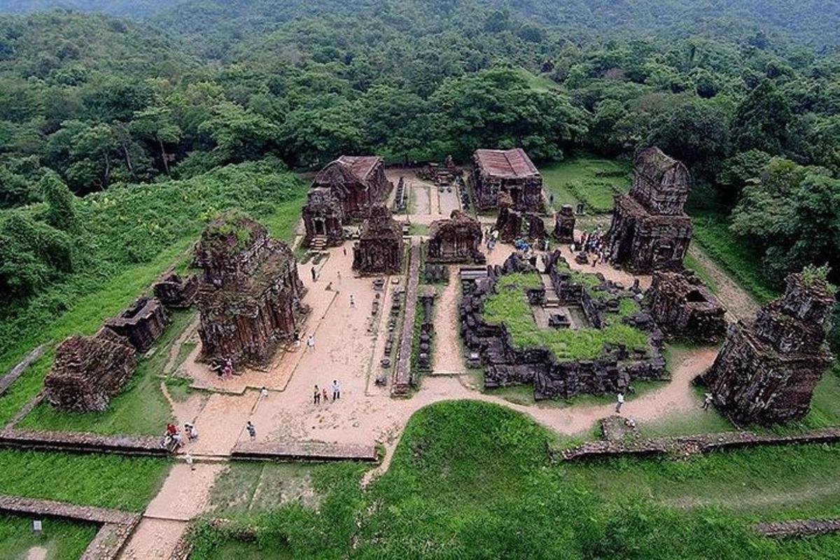 uma vista aérea de um templo em um campo