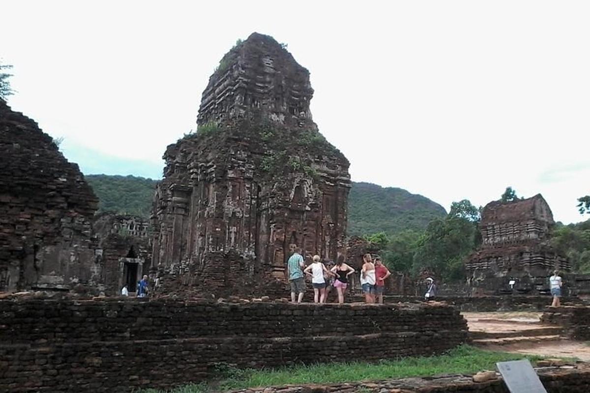 um grupo de pessoas em pé em frente a um templo