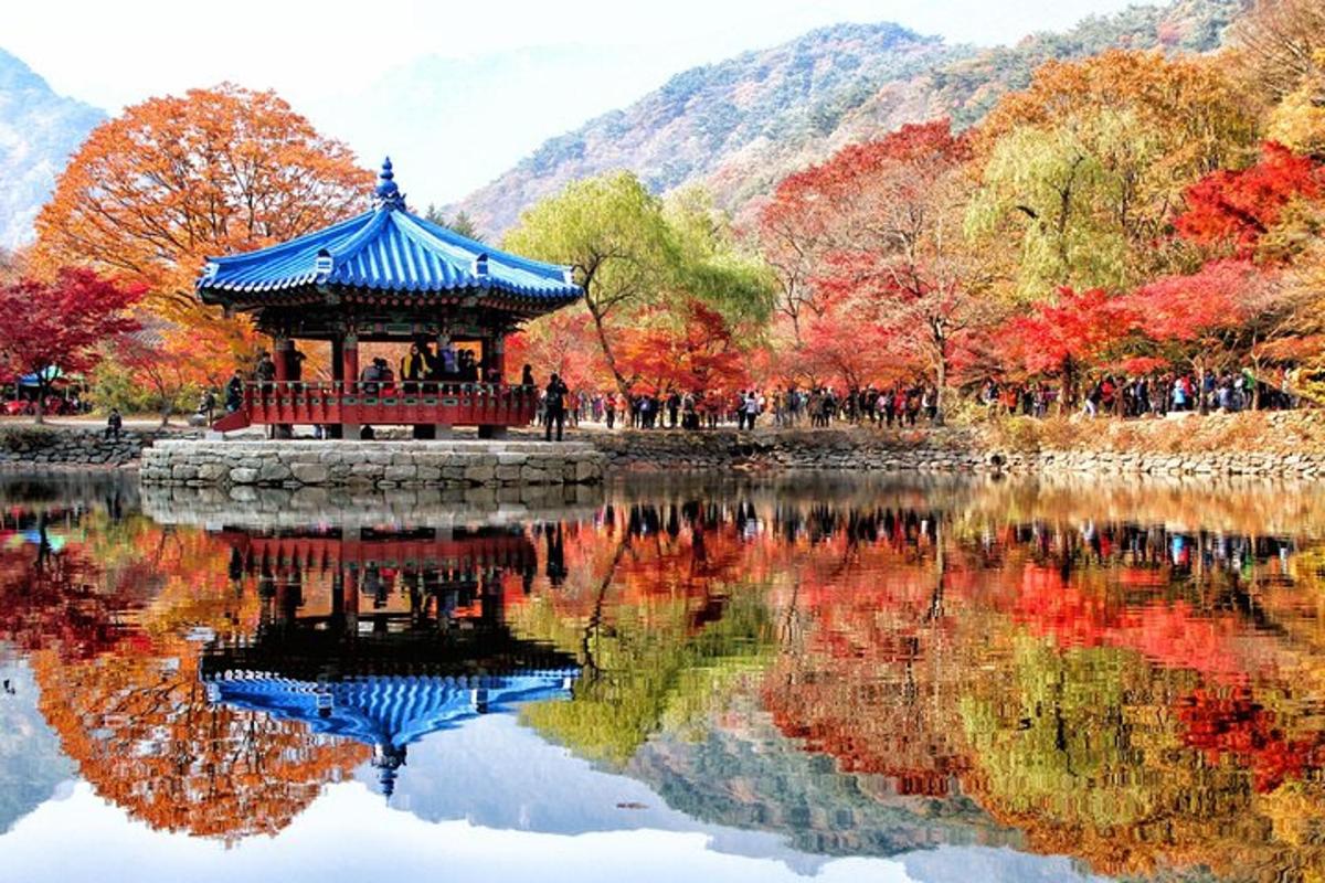 un cenador en un parque junto a un lago