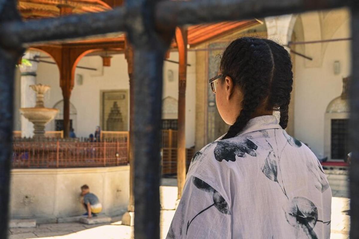 seorang wanita melihat air pancut di sebuah bangunan