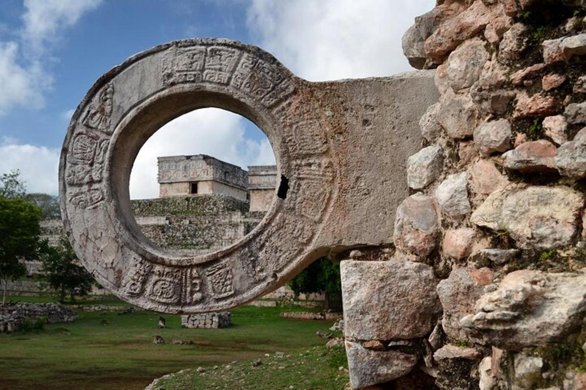 Un muro de piedra con una ventana redonda delante de un edificio.