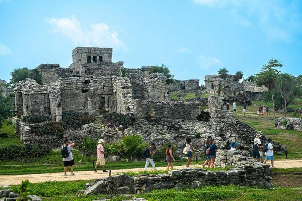 Un grupo de personas caminando frente a un castillo.