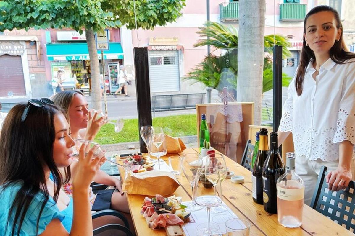 Un grupo de mujeres sentadas en una mesa con copas de vino.