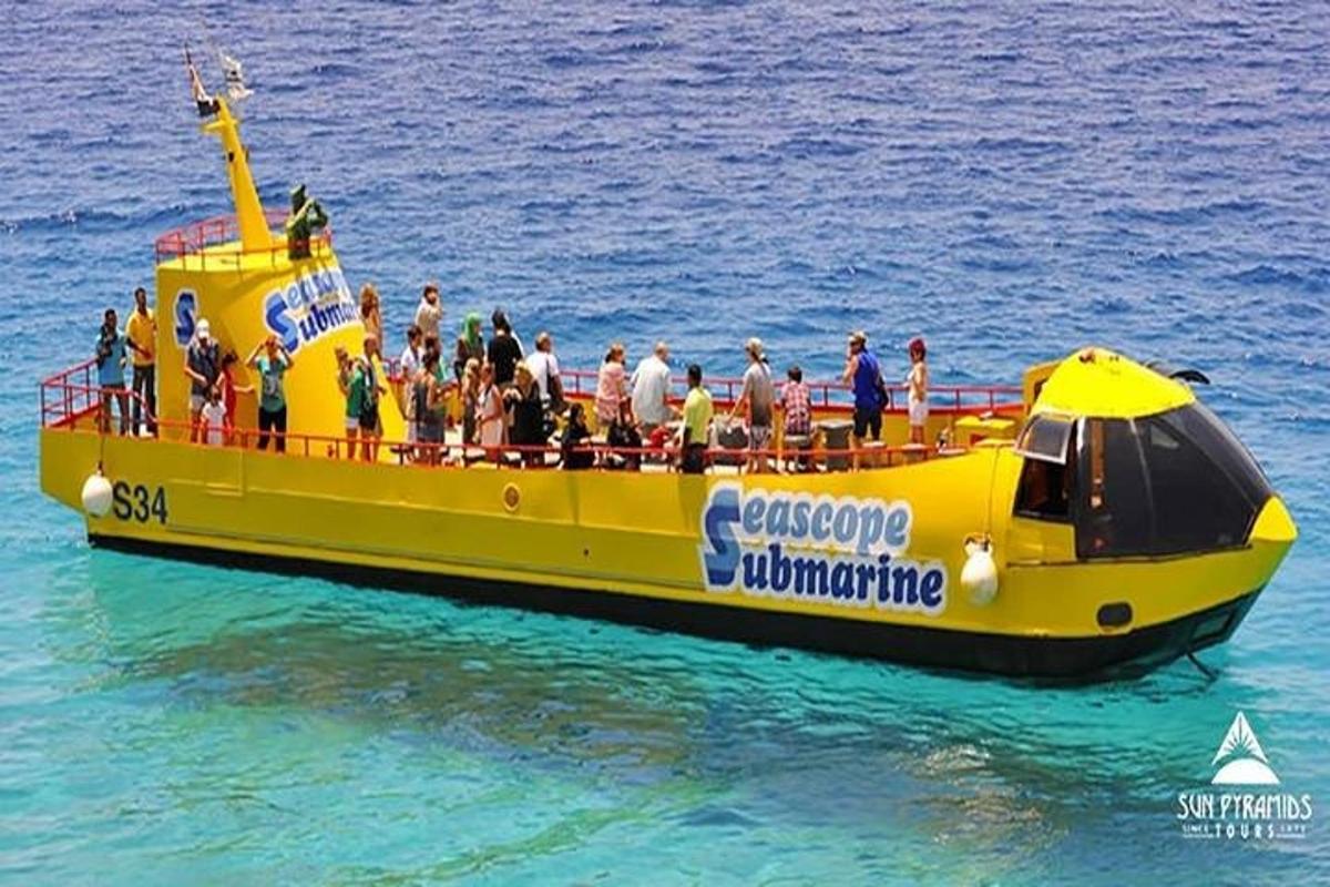 sekumpulan orang di atas bot kuning di dalam air