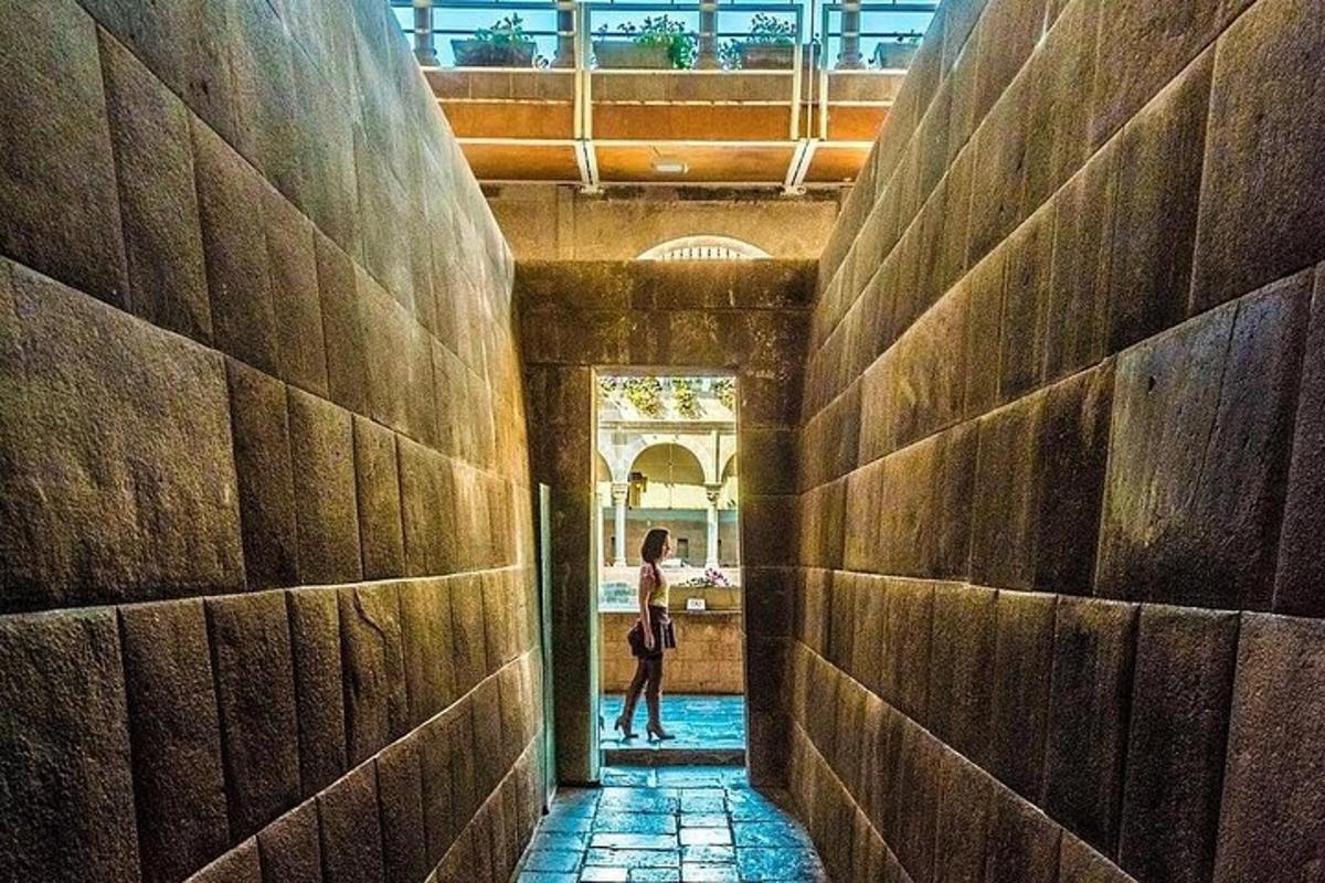 une femme marchant dans un couloir d'un immeuble