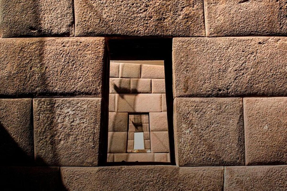une petite fenêtre dans un mur de pierre