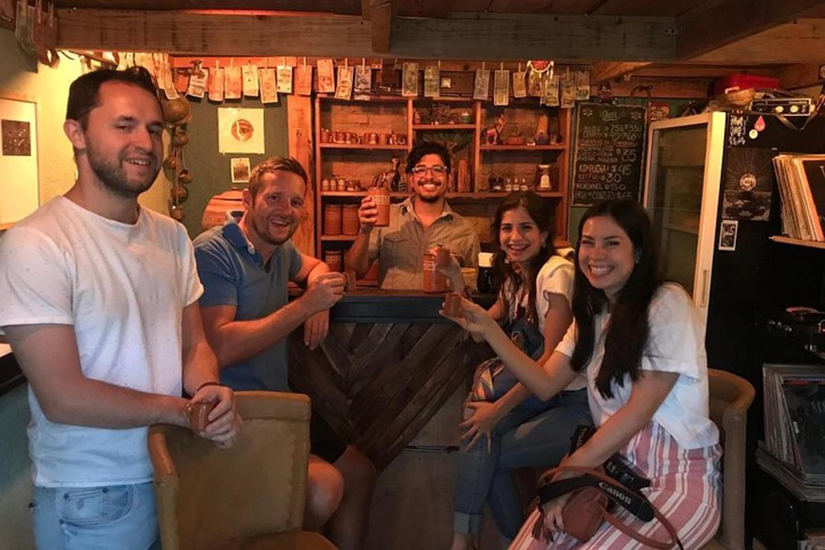 un gruppo di persone che posano per una foto in un bar