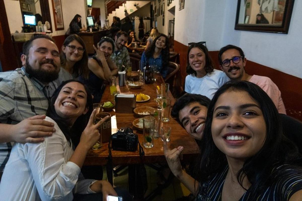 un gruppo di persone sedute attorno a un tavolo in un ristorante