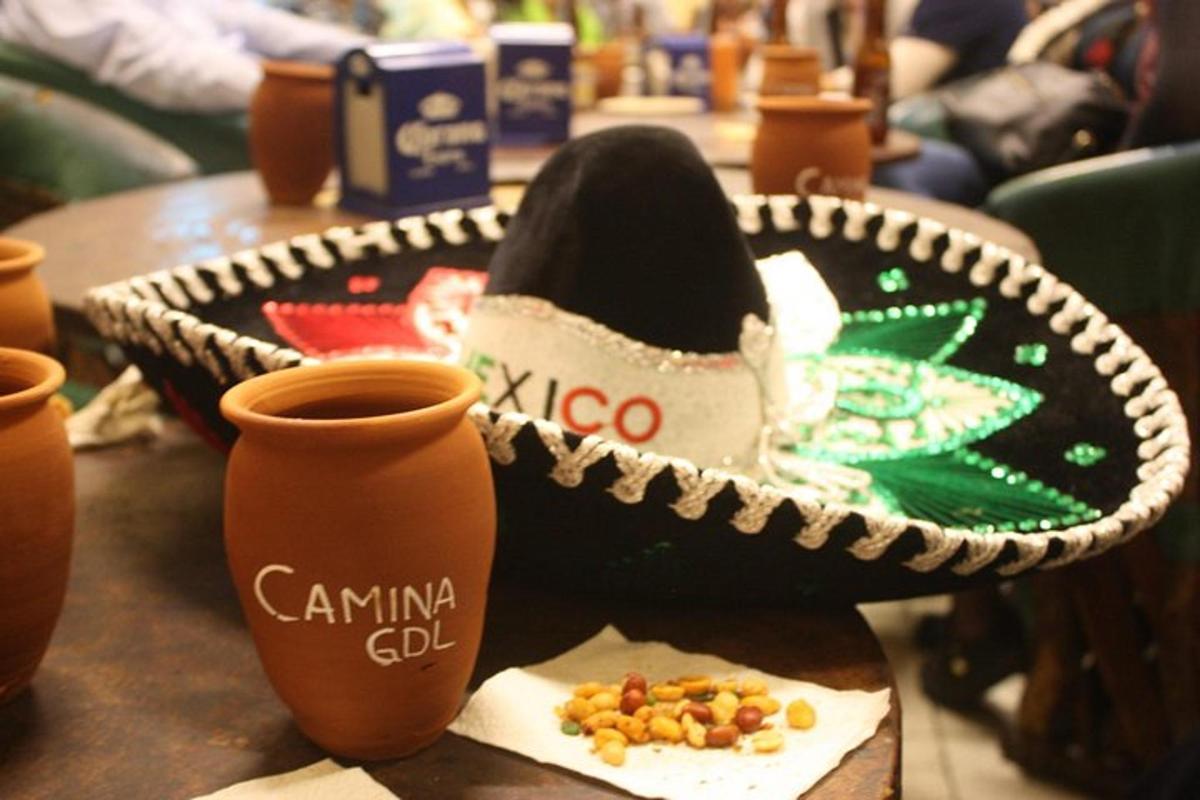 Una mesa con un tazón de comida y una canasta de palomitas de maíz.