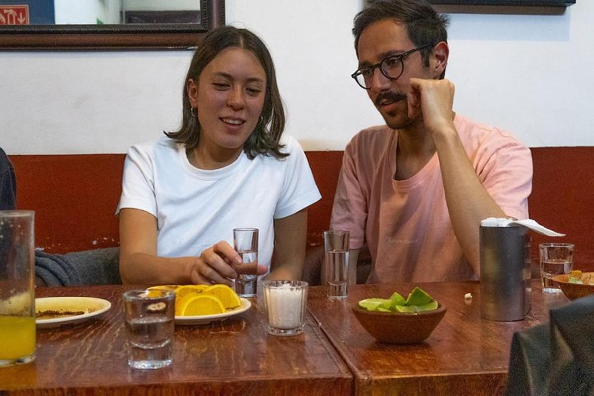 un uomo e una donna seduti a un tavolo