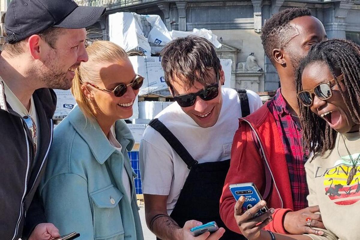 skupina lidí, kteří se dívají do svých mobilních telefonů