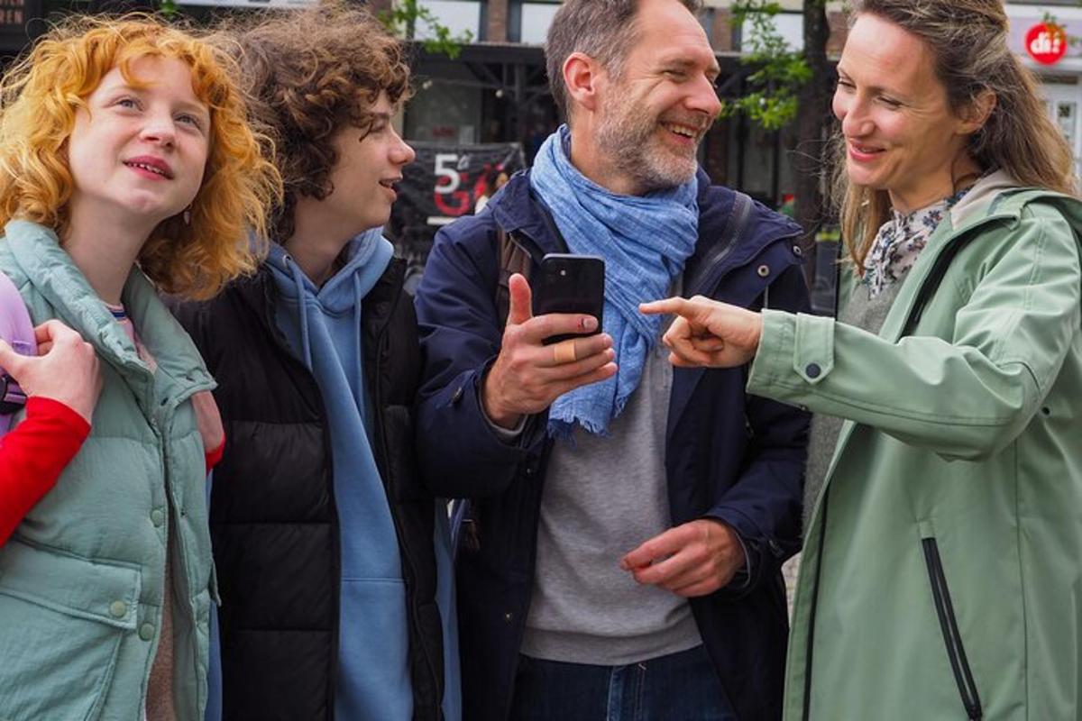 skupina lidí dívajících se na mobilní telefon